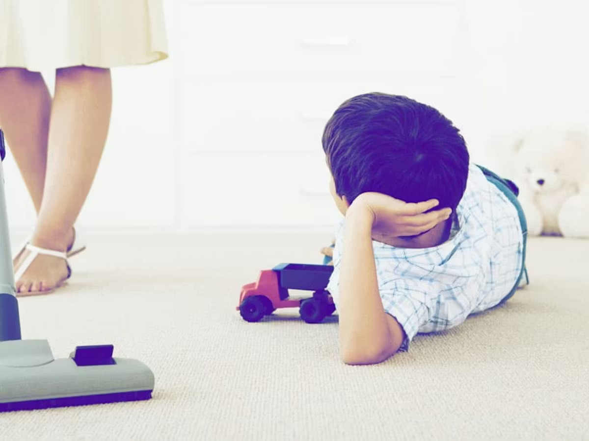 Kid looking at mother - Uninvolved Parenting