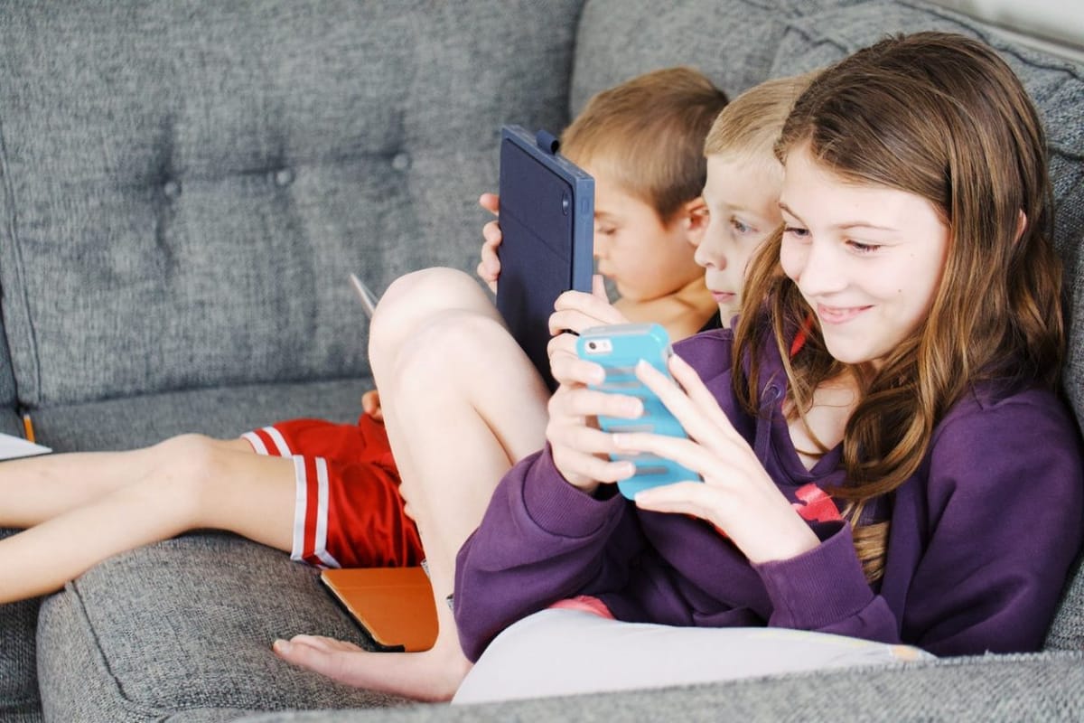 Kids on Sofa - Best Apps for Kids